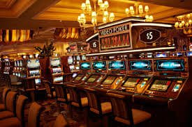 Pemain menikmati taruhan olahraga dan live casino di roda777 menggunakan perangkat mobile